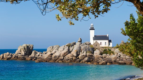 Voyage au cœur du Finistère sud : entre plages secrètes, marchés locaux et paysages préservés