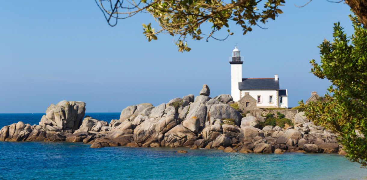 Voyage au cœur du Finistère sud : entre plages secrètes, marchés locaux et paysages préservés